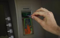 ep archivo   una persona usa una tarjeta en un cajero automatico