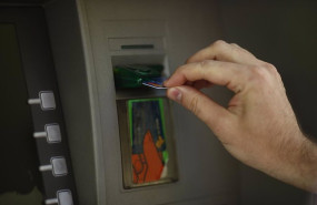 ep archivo   una persona usa una tarjeta en un cajero automatico