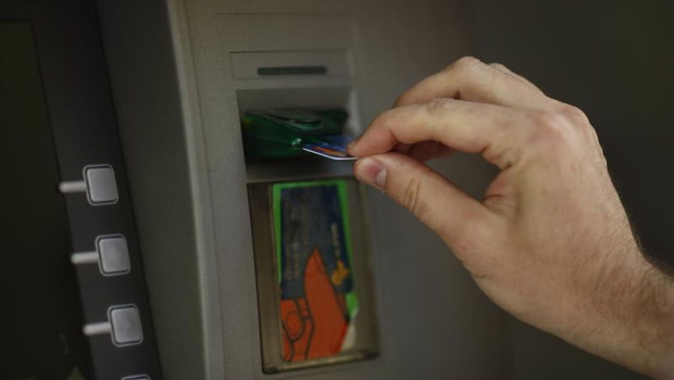 ep archivo   una persona usa una tarjeta en un cajero automatico