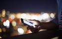 ep archivo   una persona utilizando su telefono movil smartphone por la noche