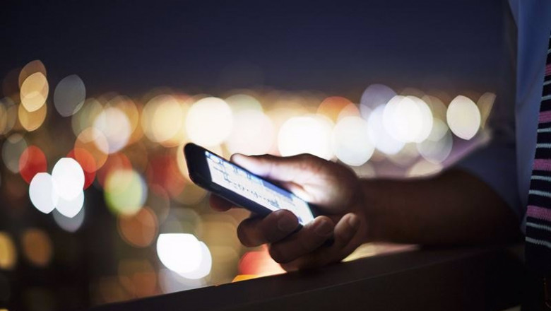 Archivo - Una persona utilizando su teléfono móvil (smartphone) por la noche | ERICSSON - Archivo ep archivo una persona utilizando su telefono movil smartphone por la noche