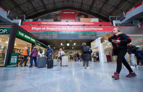 ep archivo   varias personas en la estacion puerta de atocha almudena grandes