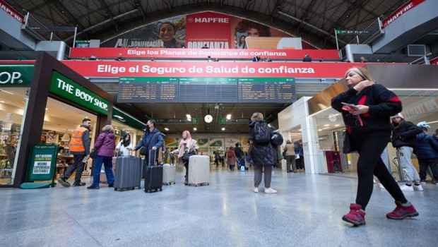 ep archivo   varias personas en la estacion puerta de atocha almudena grandes
