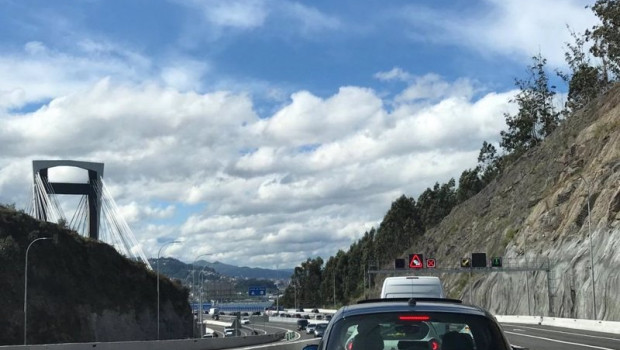 ep autopista ap-9 en la entrada al puente de rande procedente de pontevedra