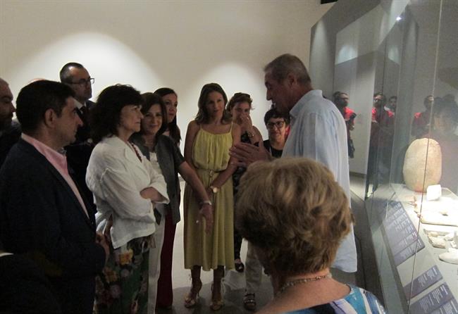 Carmen Calvo atiende las explicaciones de Manuel Molinos en el Museo Íbero. | EUROPA PRESS ep carmen calvo atiendeexplicacionesmanuel molinosmuseo ibero