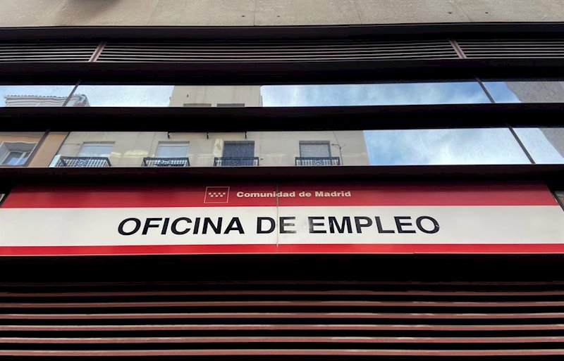 https://img2.s3wfg.com/web/img/images_uploaded/d/4/ep_cartel_en_la_entrada_de_una_oficina_de_empleo_de_madrid_espana.jpg