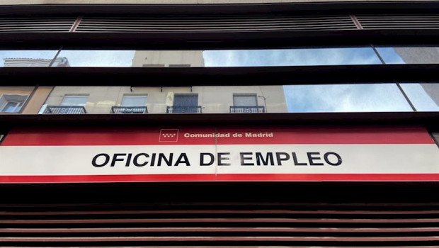 ep cartel en la entrada de una oficina de empleo de madrid espana