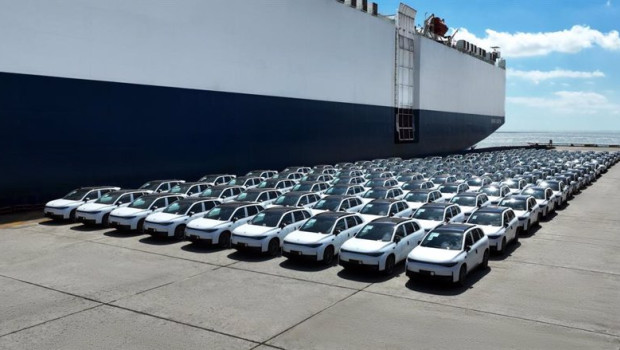 ep coches de leapmotor en un puerto chino camino de europa