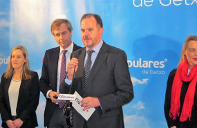 ep el candidato a lehendakari de ppcs carlos iturgaiz junto al vicesecretario de politica