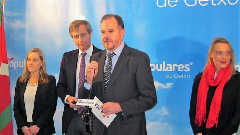 ep el candidato a lehendakari de ppcs carlos iturgaiz junto al vicesecretario de politica