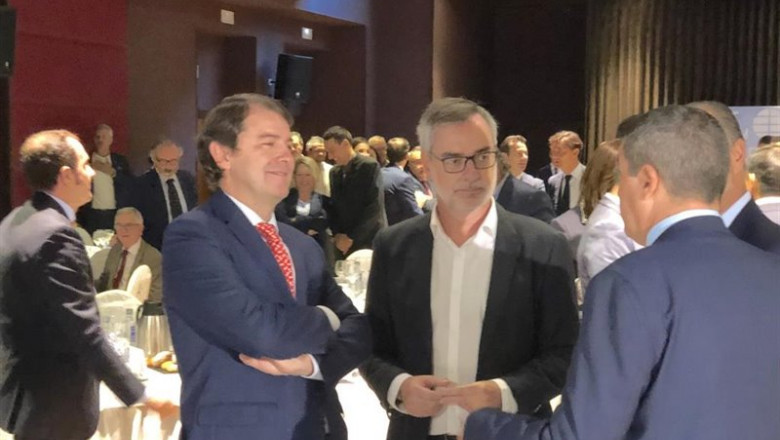 El secretario general de Cs, José Manuel Villegas, en el centro de la imagen, con el presidente de la Junta de Castilla y León, Alfonso Fernández Mañueco, en la izquierda de la imagen. | EUROPA PRESS ep el secretario general de cs jose manuel villegas en el centro de la imagen con el presidente de