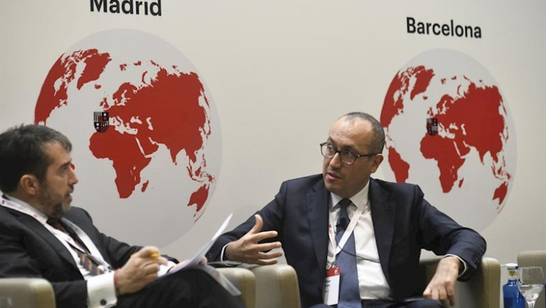 El socio responsable de consultoría financiera de EY España, Arturo Derteano (i) como moderador e interviene el consejero delegado de BBVA, Onur Genç (d) en el encuentro del Sector Bancario del IESE, en Madrid. | Óscar Cañas - Europa Press ep el socio responsable de consultoria financiera de ey espana arturo derteano i como moderador e