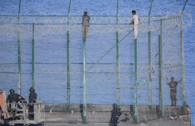 ep en la imagen tres de un total de 153 migrantes entran en ceuta saltando su doble valla en la