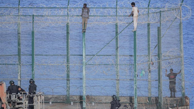 ep en la imagen tres de un total de 153 migrantes entran en ceuta saltando su doble valla en la