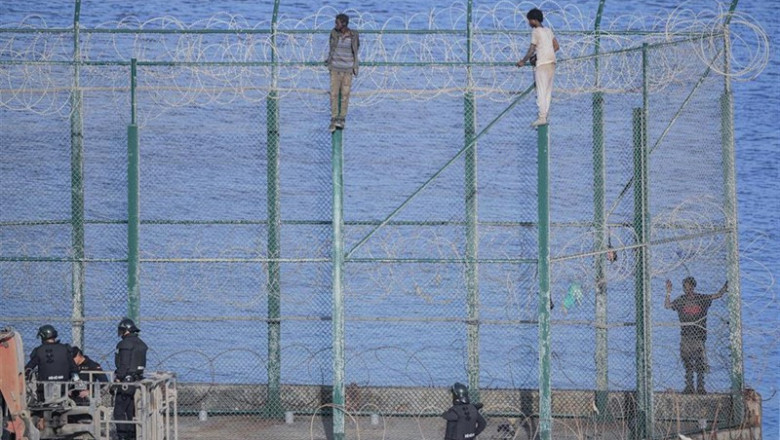 ep en la imagen tres de un total de 153 migrantes entran en ceuta saltando su doble valla en la
