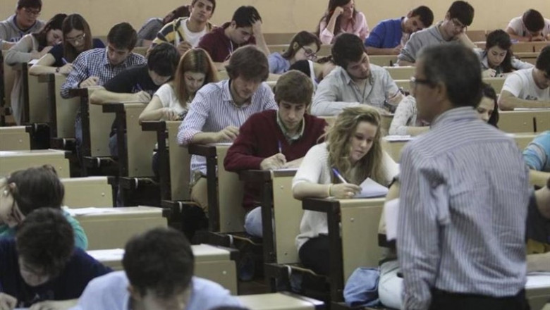 Estudiantes realizan las pruebas de selectividad en la Universidad de Extremadura. | UNIVERSIDAD DE EXTREMADURA - Archivo ep estudiantes realizanpruebasselectividadla universidadextremadura