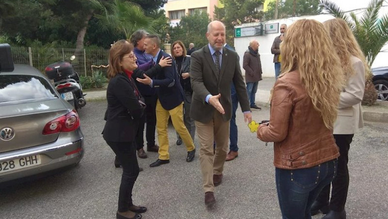 ep imbroda a su llegada al ceip san luis de la capital