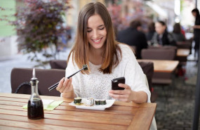 ep joven comiendo sola en un restaurante