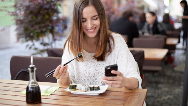 ep joven comiendo sola en un restaurante