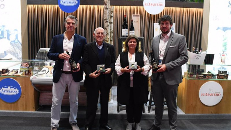 Juan Povedano ( Director de Marketing de Central Lechera Asturiana), Rafael Secades ( Cofradía de los Quesos), Maria Cardín ( Directora Comercial de El Gaitero) y Tano Collado ( Maestro Sidrero). | CLAS ep juan povedano director de marketing de central lechera asturiana rafael secades cofradia de los