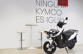 ep kymco agility carry 50 con dos parrillas de carga para transportar hasta 25 kilos