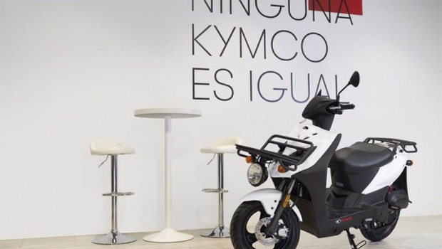 ep kymco agility carry 50 con dos parrillas de carga para transportar hasta 25 kilos