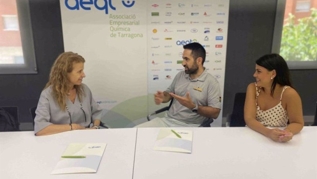 ep la directora gerente de la aeqt maria mas junto a representantes de kluber lubrication
