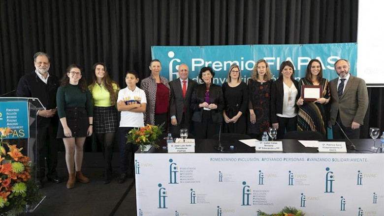 La ministra de Educación y Formación Profesional en funciones, Isabel Celaá, ha entregado este miércoles los premios de la Confederación Española de Familias de Personas Sordas (FIAPAS). | FIAPAS ep la ministra de educacion y formacion profesional en funciones isabel celaa ha entregado este