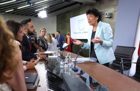ep la portavoz del gobierno y ministra de educacion en funciones isabel celaa habla con algunos