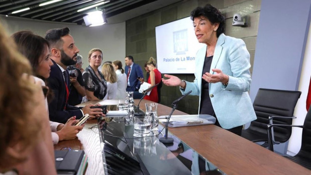 ep la portavoz del gobierno y ministra de educacion en funciones isabel celaa habla con algunos