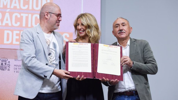 ep la vicepresidenta segunda y ministra de trabajo y economia social yolanda diaz c firma con los