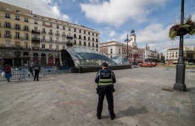 ep miembros de la policia municipal controlan el paso de personas a la puerta del sol