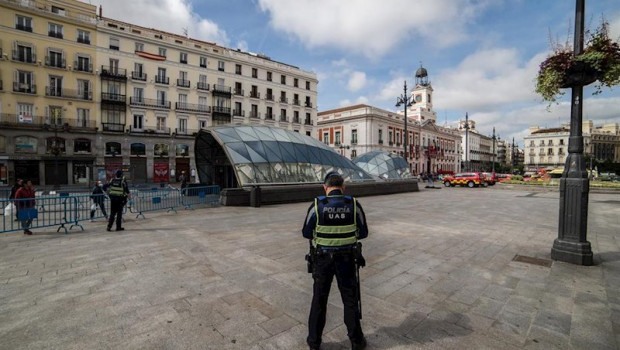 ep miembros de la policia municipal controlan el paso de personas a la puerta del sol