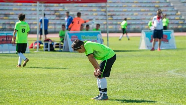 ep nino practicando deporte futbol