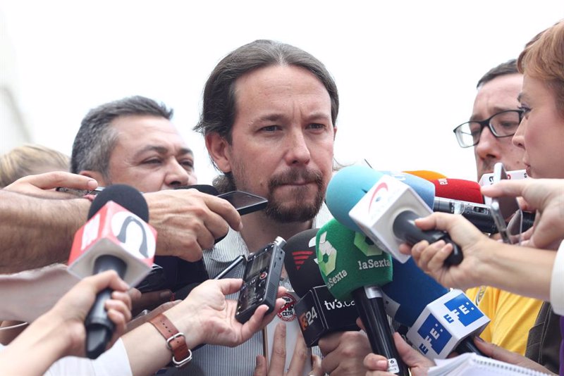 https://img2.s3wfg.com/web/img/images_uploaded/d/4/ep_pablo_iglesias_recibe_al_colectivo_de_taxistas_en_la_puerta_de_los_leones_del_congreso.jpg