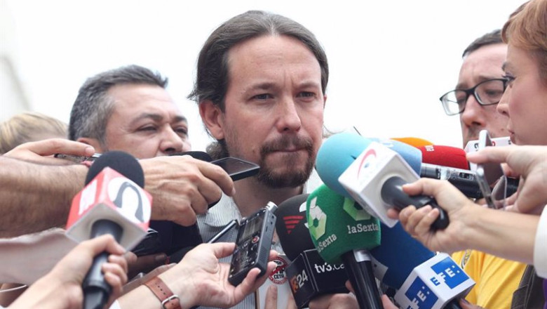 ep pablo iglesias recibe al colectivo de taxistas en la puerta de los leones del congreso ep pablo iglesias recibe al colectivo de taxistas en la puerta de los leones del congreso