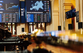 ep paneles de indices internacionales en el palacio de la bolsa de madrid a 30 de septiembre de 2024