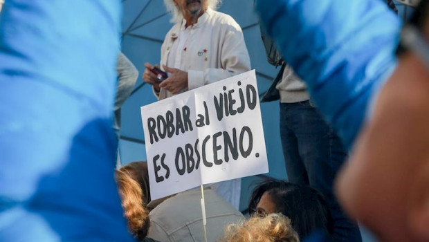 ep participantes en la marcha de pensionistas con un cartel que dice robar al viejo es obsceno en la