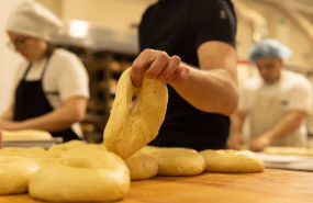 ep pasteleros elaboran la masa de roscones en la pasteleria pan delirio a 2 de enero de 2023 en ep pasteleros elaboran la masa de roscones en la pasteleria pan delirio a 2 de enero de 2023 en