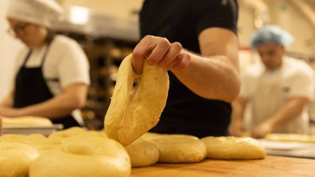 ep pasteleros elaboran la masa de roscones en la pasteleria pan delirio a 2 de enero de 2023 en