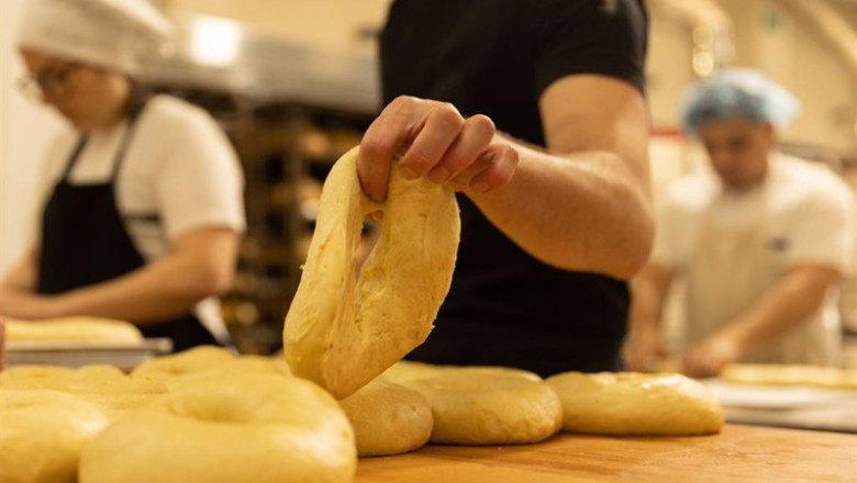 ep pasteleros elaboran la masa de roscones en la pasteleria pan delirio a 2 de enero de 2023 en ep pasteleros elaboran la masa de roscones en la pasteleria pan delirio a 2 de enero de 2023 en