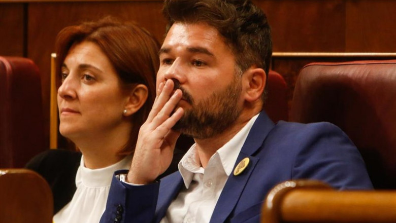 El portavoz de ERC en el Congreso de los Diputados, Gabriel Rufián, asiste a la primera sesión del debate de investidura del candidato socialista a la Presidencia del Gobierno. | Ricardo Rubio - Europa Press ep portavozerccongresolos diputados gabriel rufian asistela primera sesiondebateinvestiduracandidato socialistala presidenciagobierno