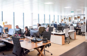ep trabajadores de una empresa en las oficinas