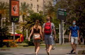 ep turistas pasean por el centro de sevilla