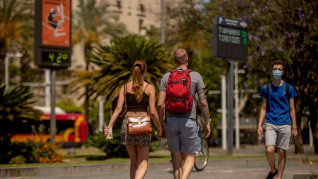 ep turistas pasean por el centro de sevilla