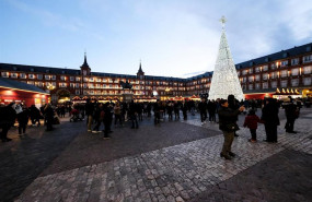 ep turistas y vecinos de madrid visitan los puestos del mercadillo navideno de la plaza mayor de