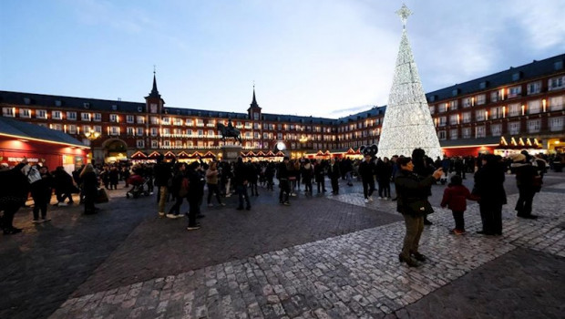 ep turistas y vecinos de madrid visitan los puestos del mercadillo navideno de la plaza mayor de