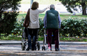 ep un anciano y una mujer en el primer dia en que los espanoles pueden salir de casa a pasear y