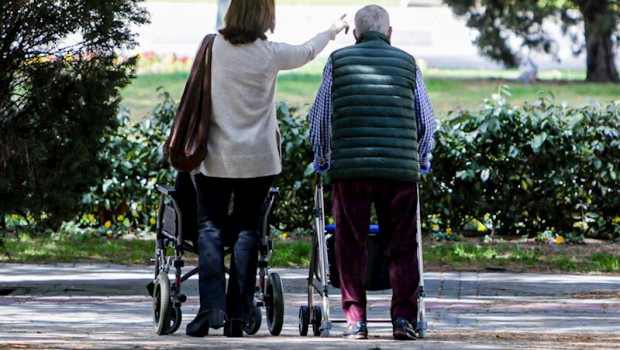 ep un anciano y una mujer en el primer dia en que los espanoles pueden salir de casa a pasear y