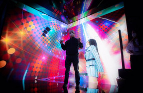 ep un hombre con gafas de realidad virtual en el mobile world congress 2022 a 2 de marzo de 2022 en